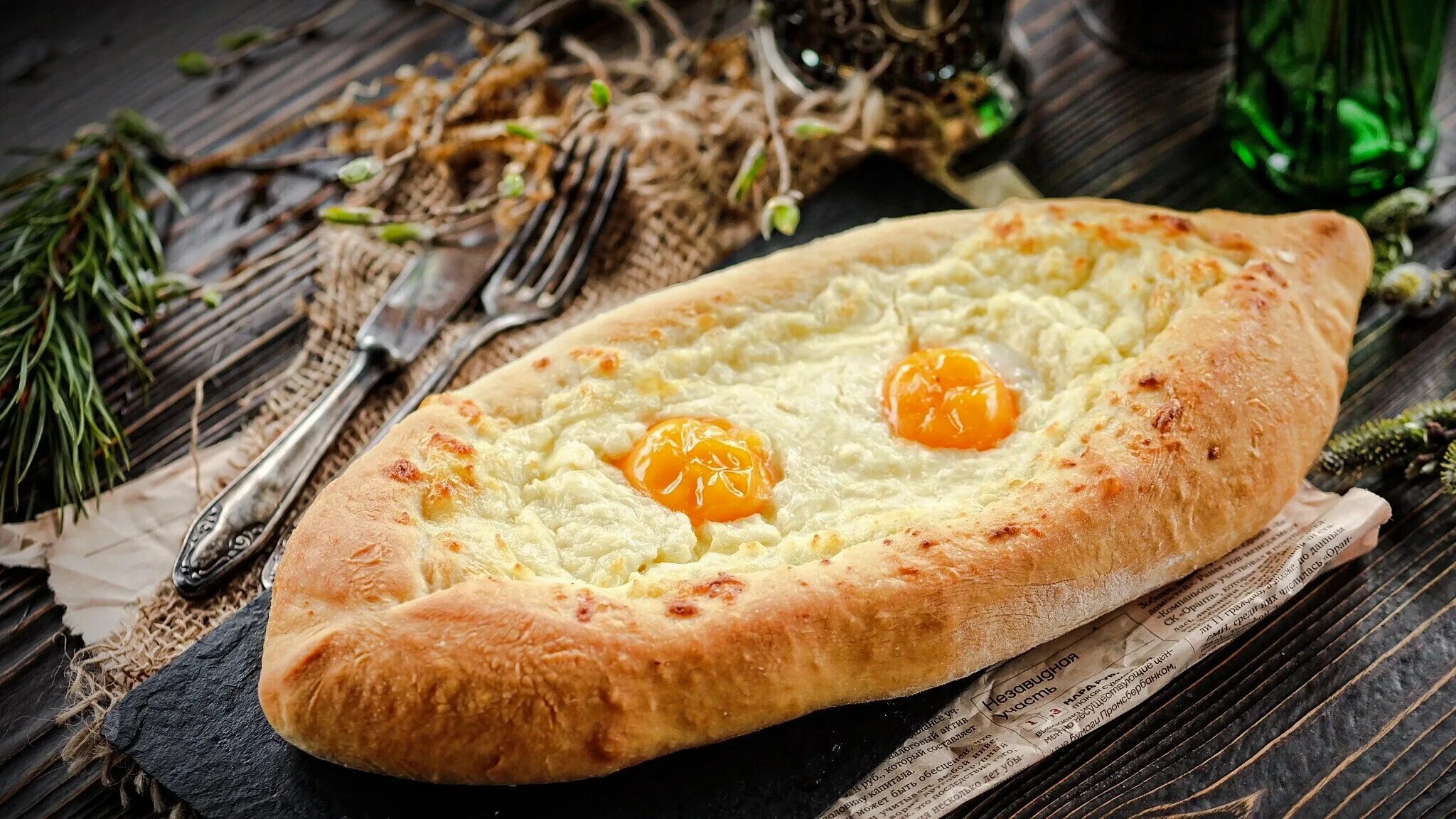 Как кушают хачапури в ресторане. Аджария хачапури. хачапури по-аджарски. хачапури грузинский. аджарские хачапури лодочка.