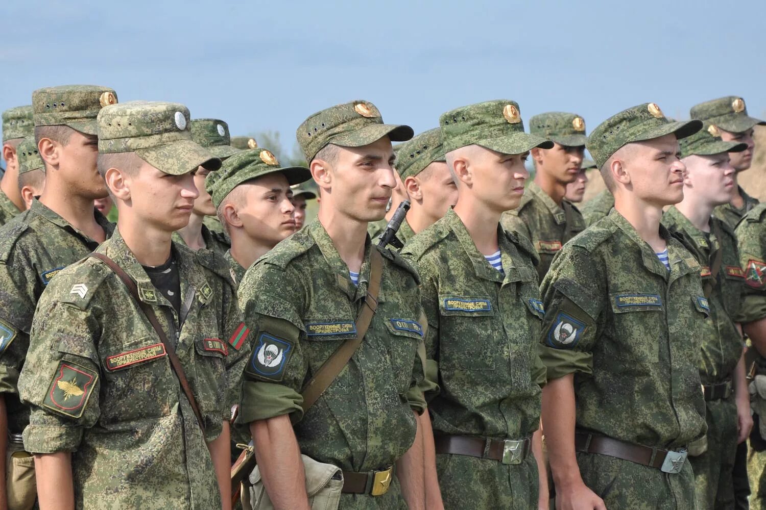 Солдаты фото. Молодые солдаты. Форма Российской армии 1995. Солдаты армии РФ молодые. Молодой солдат.