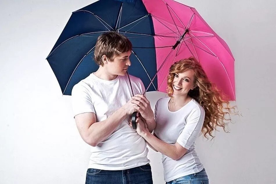 Зонтик семьи. Зонт для двоих сближающий. Зонт на двоих для влюбленных. Зонт для парочек. Необычные зонты.