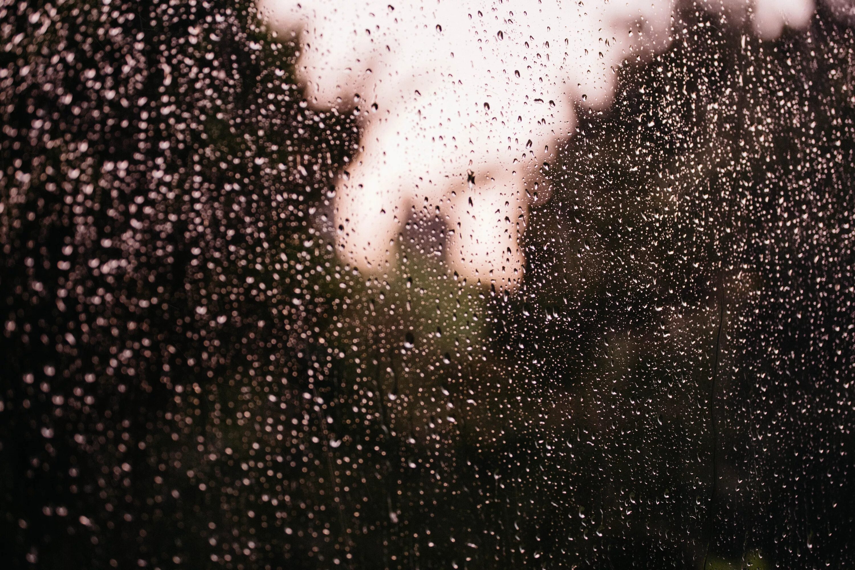 Размытое стекло. Капли на стекле. Капли дождя на стекле. Дождь в окне. Дождь Эстетика.