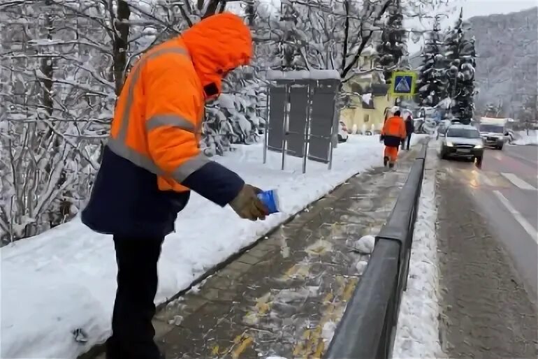 Борьба с зимней скользкостью. Противогололедные реагенты на дорогах. борьба с гололедом. посыпают дороги зимой.