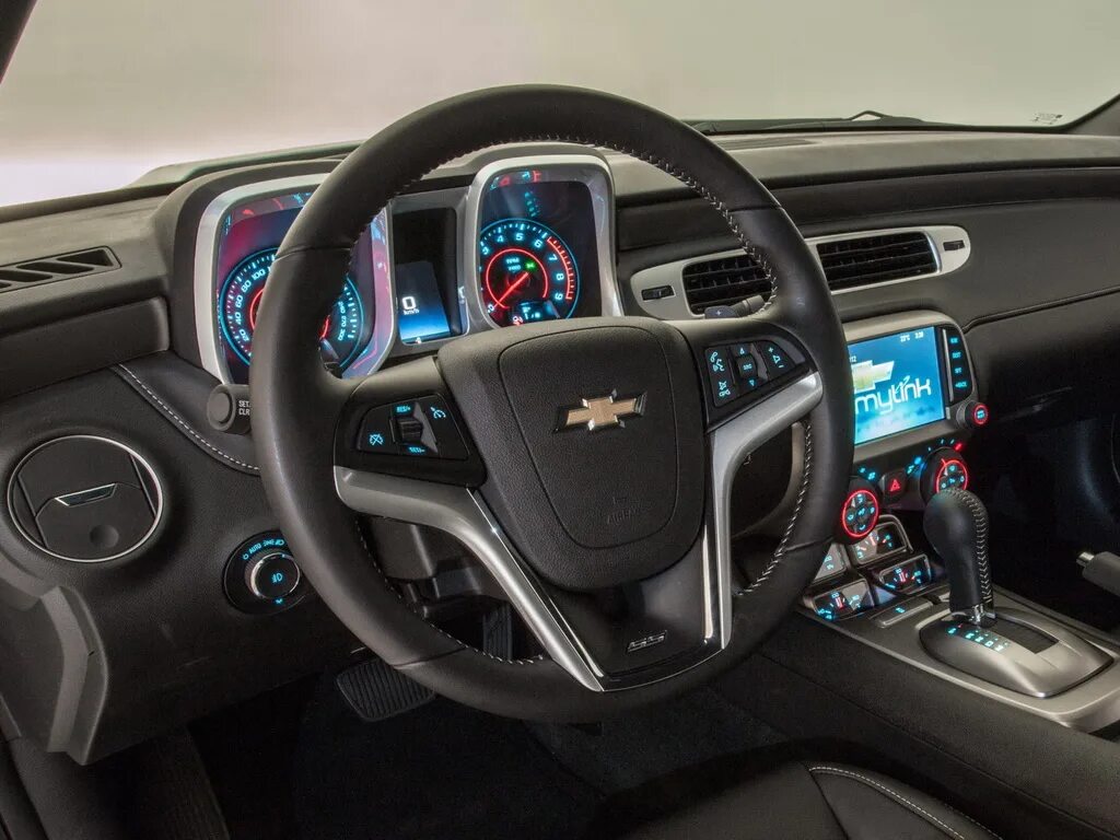 Шевроле камаро салон. Шевроле Камаро 5. Шевроле Камаро пятого поколения. Chevrolet Camaro 5 поколение салон. Chevrolet Camaro 2014 салон.