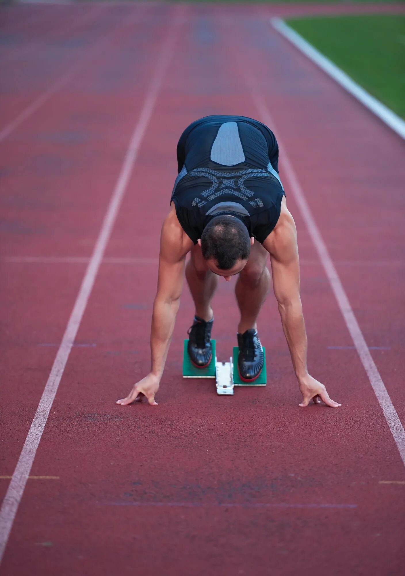 Start in sport. Спортсмен на старте. Низкий старт. На низком старте. Бегун на низком старте.