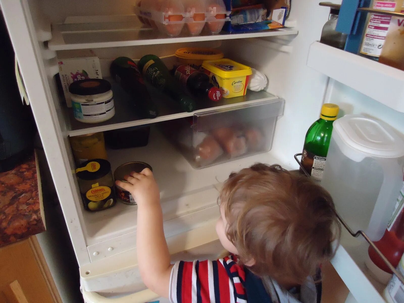Холодильник нагревается. Нагревается холодильник по бокам. Холодильник греется. Холодильник теплые бока.