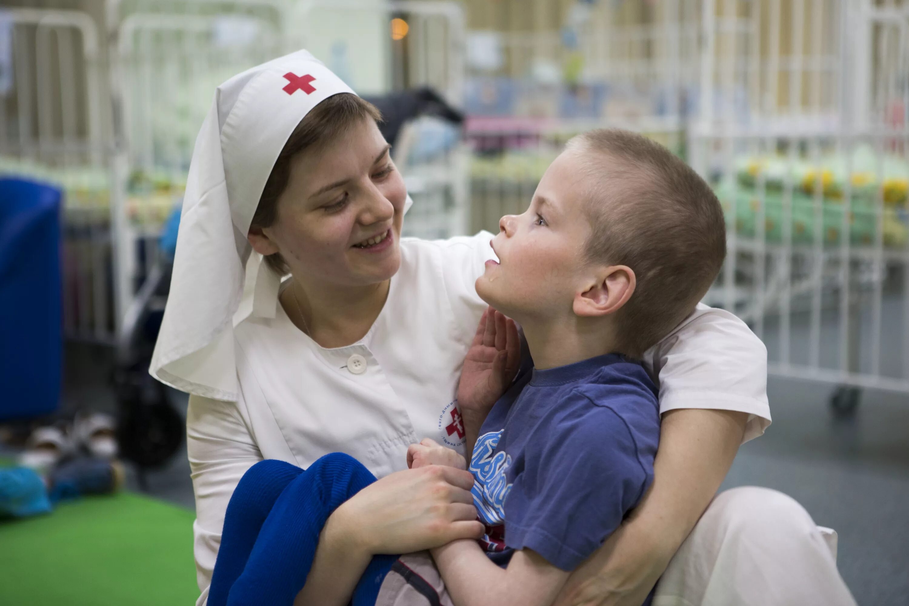 Охрана здоровья детей. Беседа врача с ребенком. Социально-медицинские услуги для детей. Социальная работа с детьми сиротами. Осмотр детей в детском саду.
