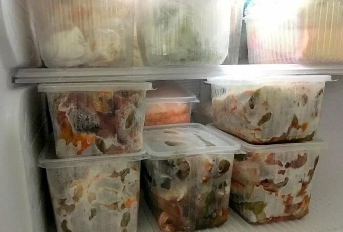 Замороженная рыба в холодильнике. Хранение рыбы. Хранение замороженной рыбы. Хранение рыбы в морозильной камере. Можно ли замораживать соленую селедку в морозилке