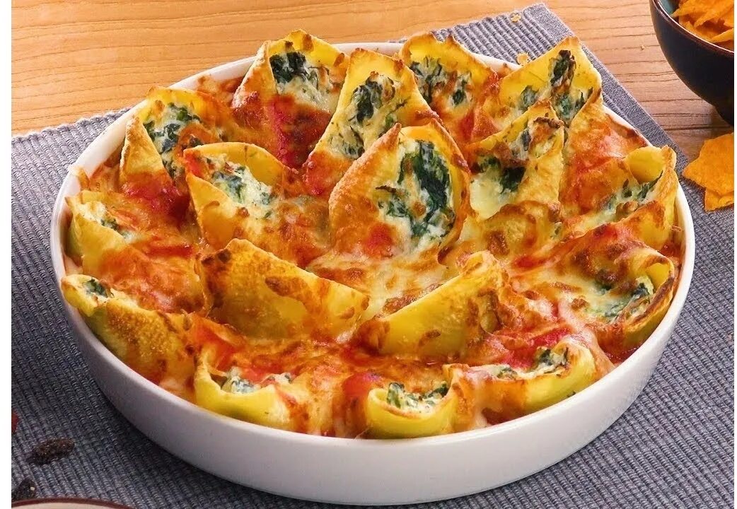 Макароны фаршированные фаршем в духовке. Фаршированные макароны в соусе. Паста конкильони. Фаршированные макароны ракушки. Конкильони фаршированные.