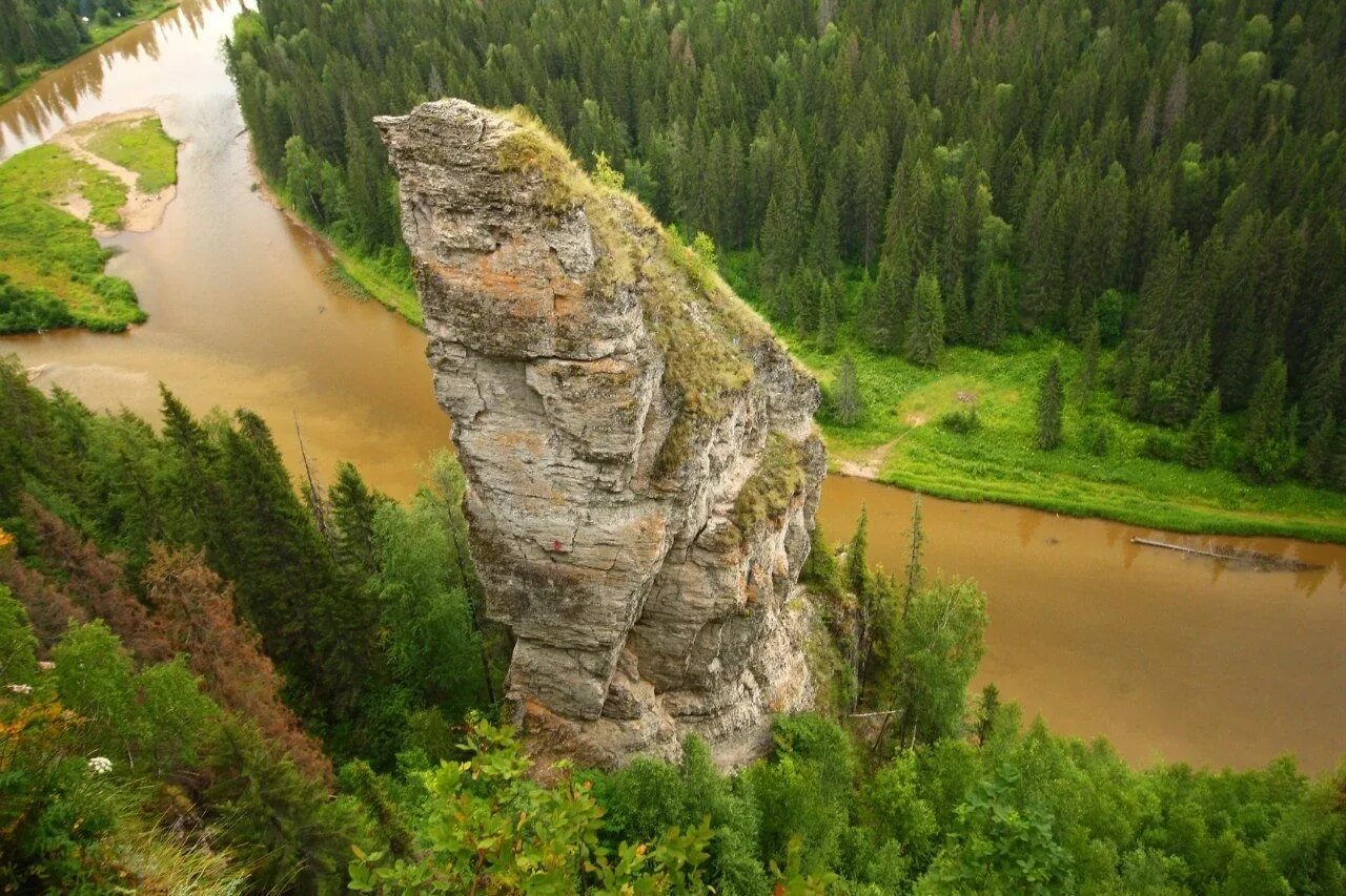 Чем знаменит пермский. Усьвинские каменные столбы Пермский край. Усьва Пермский край Усьвинские столбы. Каменные столбы Усьва Пермский край. Чёртов палец Усьва Пермский край.