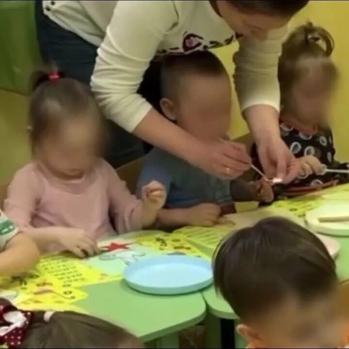 Ребенка в саду ударила воспитатель. В детском саду воспитательница издевалась над ребенком. Воспитатель избивает детей. Воспитательница детского сада побила ребенка. Насилие девочек в детском саду.