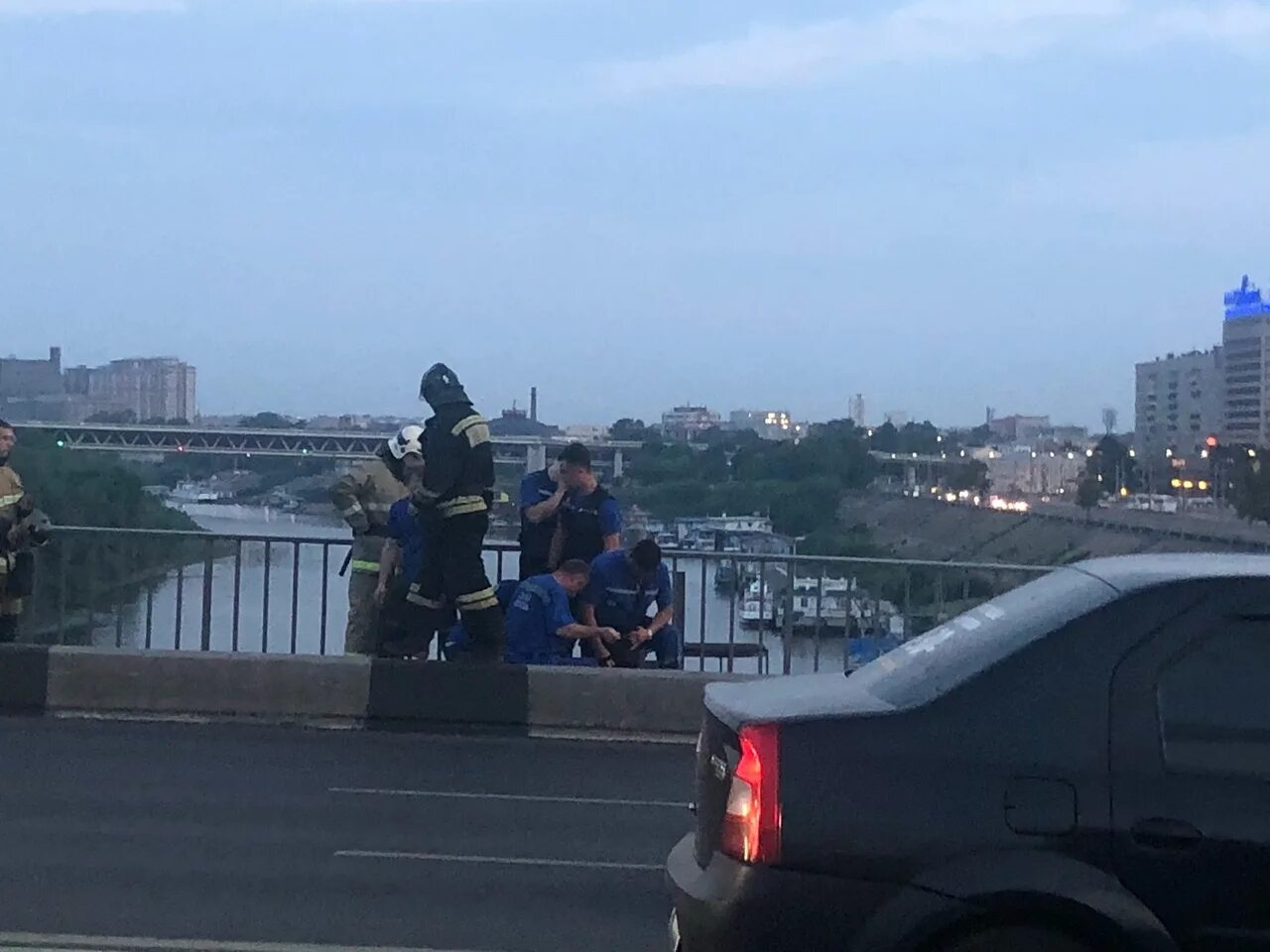 Новости без цензуры видео. Самоубийца на Канавинском мосту Нижнего. Происшествие на Канавинском мосту Нижний Новгород. Канавинский мост самоубийства. Парень мост Нижний Новгород.