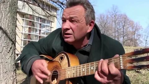 Бомж на гитаре