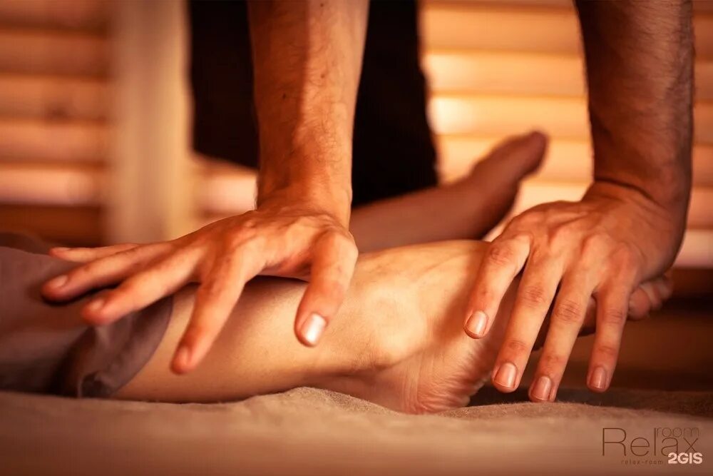 Руки массажиста девушки. Руки массажиста. Массаж ягодиц. Массаж рук мужчине. Массаж шейно-воротниковой зоны сидя.