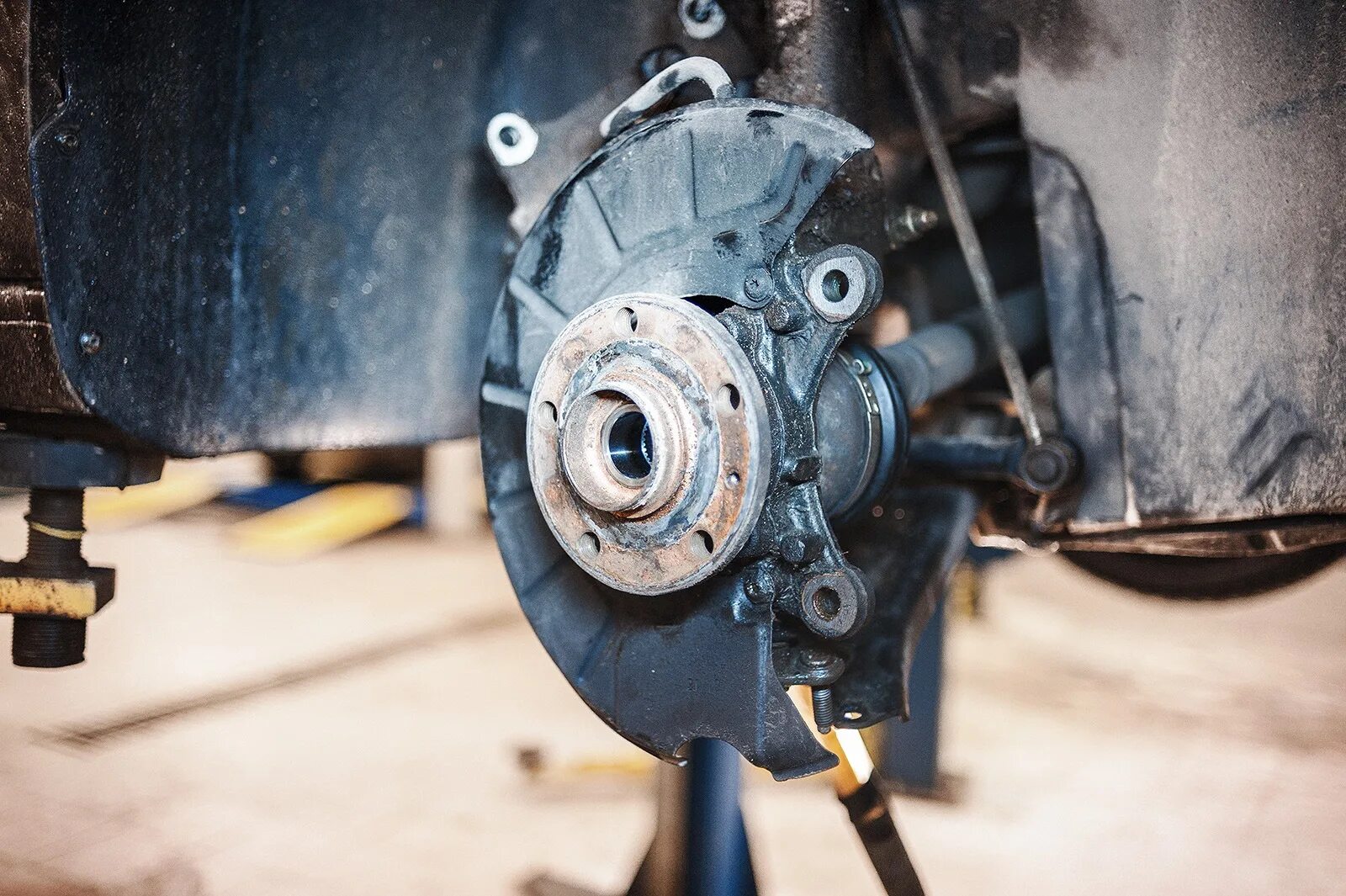 Volkswagen кадди задняя левая ступица. Ступица фольксваген кадди. Ступичный подшипник фольксваген туран 2008. Фольксваген кадди ступица 3 болтовая. Ступица фольксваген кадди.