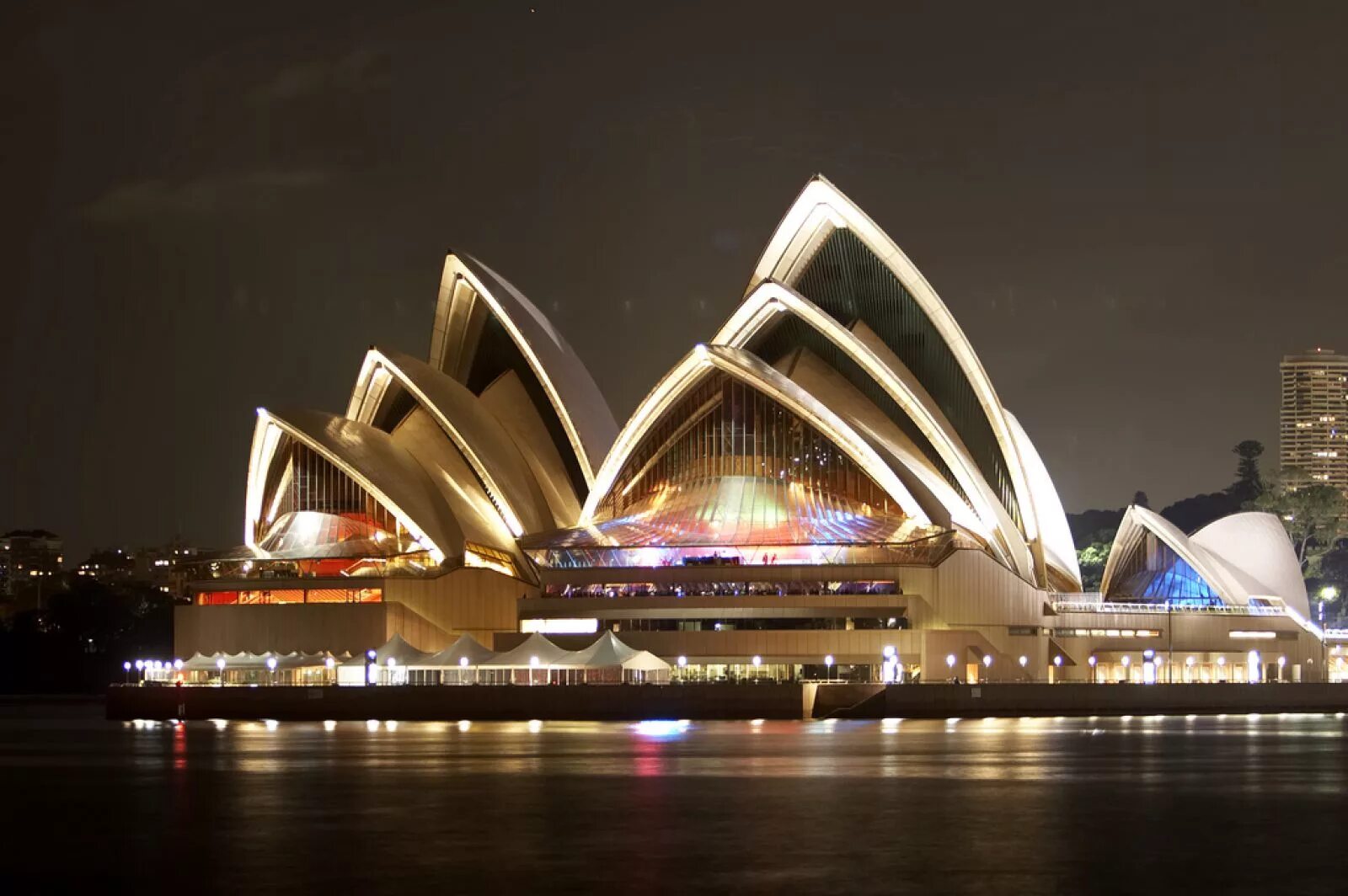 Всемирно известные здания. Сиднейский оперный театр, Сидней, Австралия. Оперный театр в Сиднее. Театр Сиднейская опера Австралия. Театр оперы в Сиднее Австралия.