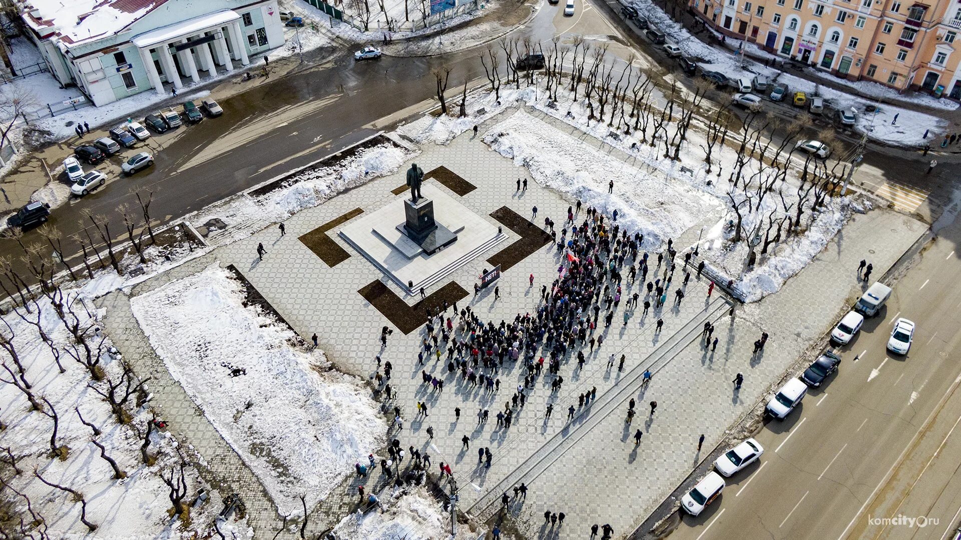 18 00 на площади. Площадь Ленина Комсомольск-на-Амуре площадь Ленина. Митинги на площади Ленина в Комсомольске на Амуре 2021. Площадь Ленина митинг. Площадь около.