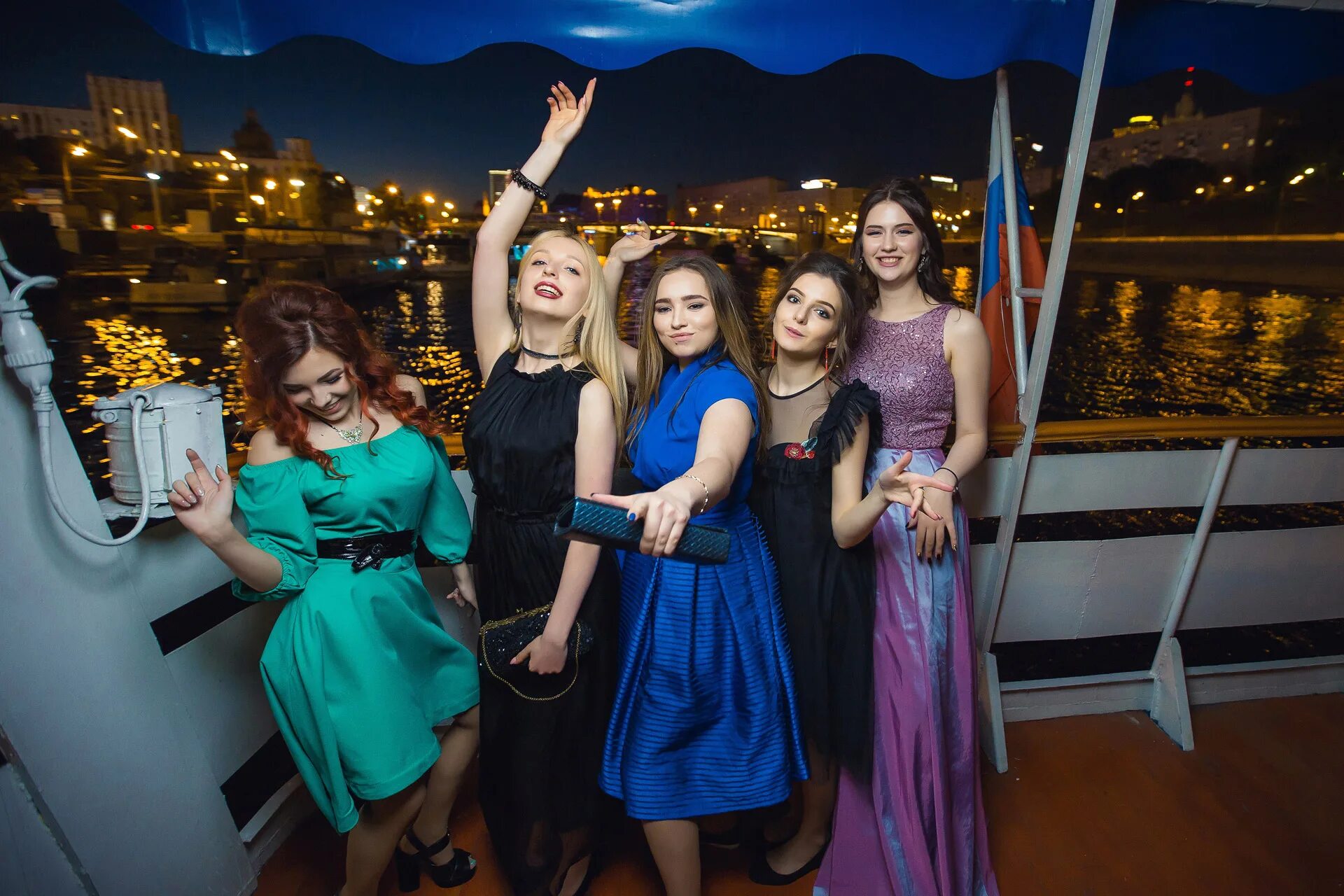 Ведущие московского выпускного 2024. Выпускной в парке горького 2022. Выпускной в парке горького 2020. Выпускной 2022 в москве. Выпускной 2024 беларусь.