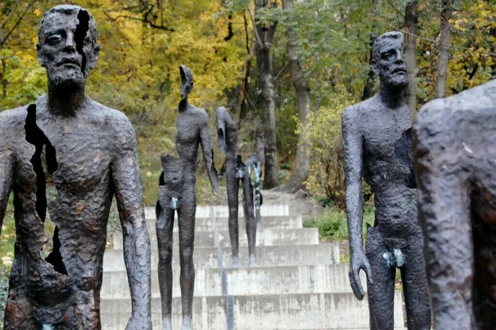 Мемориал жертвам коммунизма (прага). Страшные памятники коммунизма. Статуя коммунизма. Памятник трем коммунистам в семенове. Памятник коммунизму в праге.