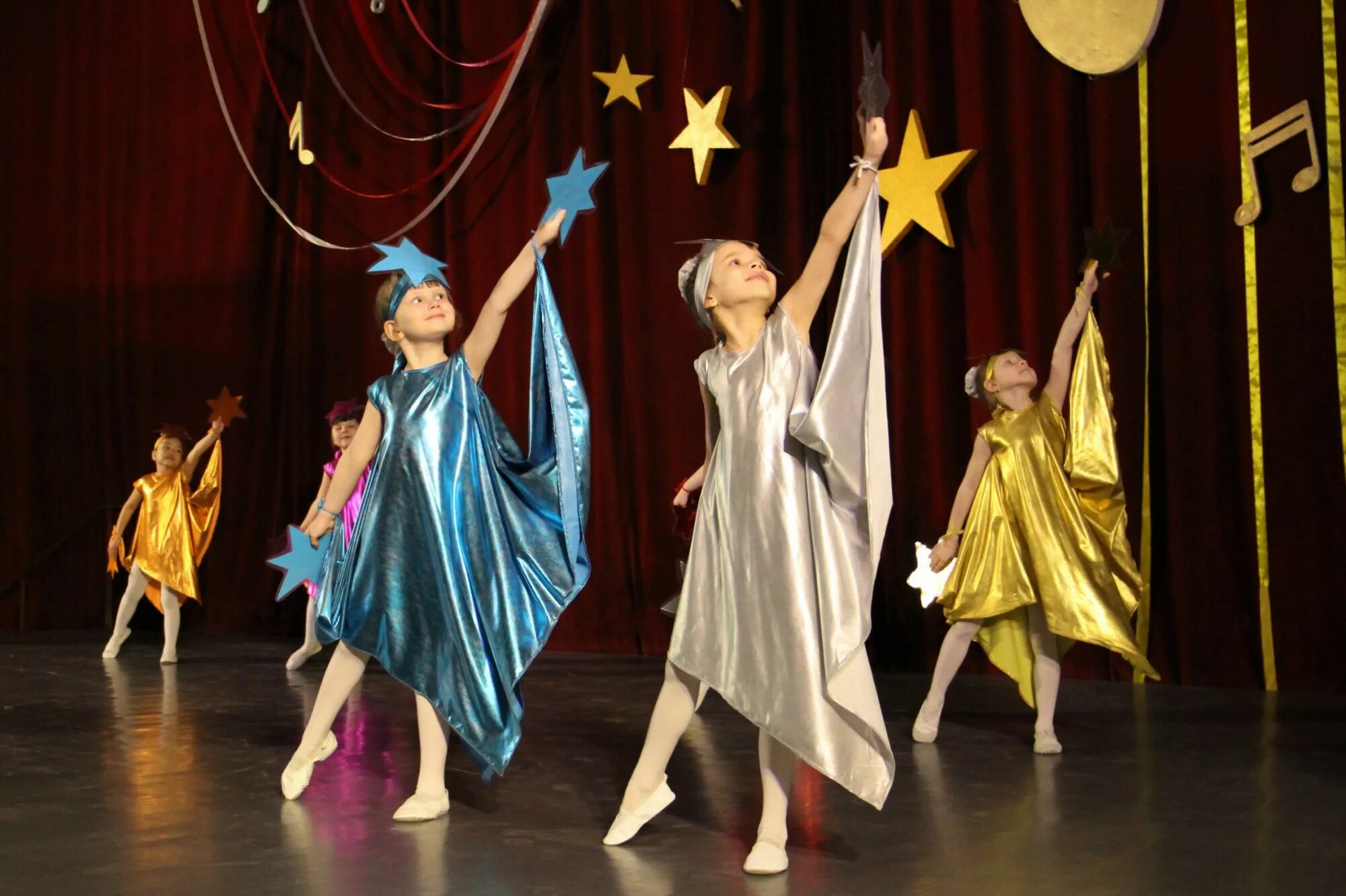 конкурс танцев. весенняя капель танцы. танец весенняя капель в детском саду. танцевальные поддержки для детей. весенние танцы.