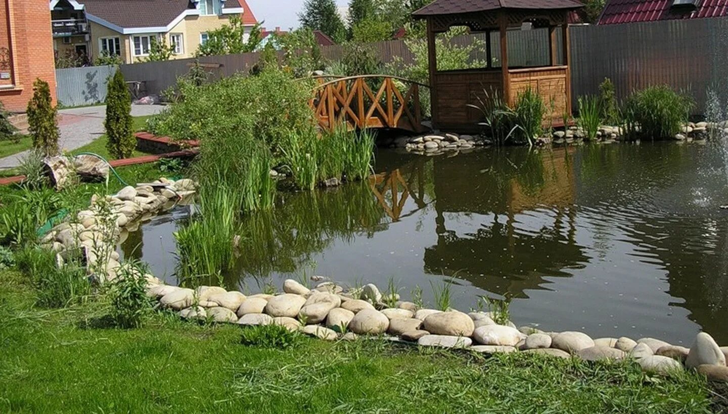 Пруд на участке загородного. Пруд на дачном участке. Озеро на участке. Дачный пруд. Искусственный водоем на участке.