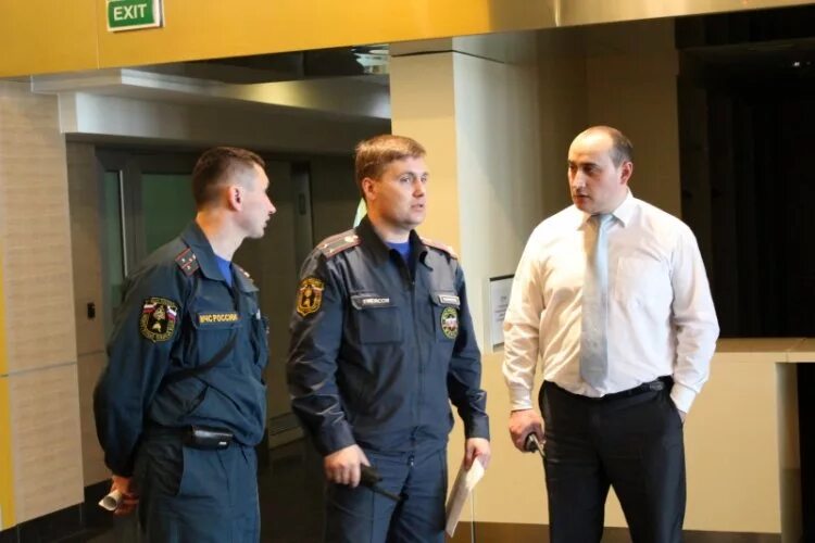 сотрудник охраны.