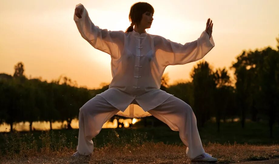 Китайская гимнастика цигун. Китайская гимнастика tai chi. Цигун Тайцзи кунг фу. Тайцзи-цигун оздоровительная гимнастика. Музыка для цигун слушать