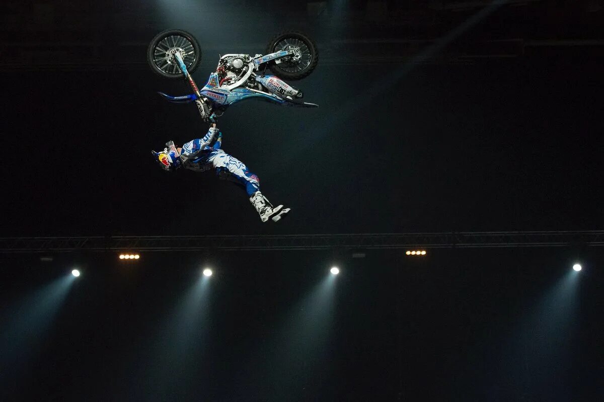 цирковой мотоциклист. цирк дю солей мотоциклисты в шаре. мотоцикл в цирке. мотоциклист в цирке. мотоциклисты в шаре.