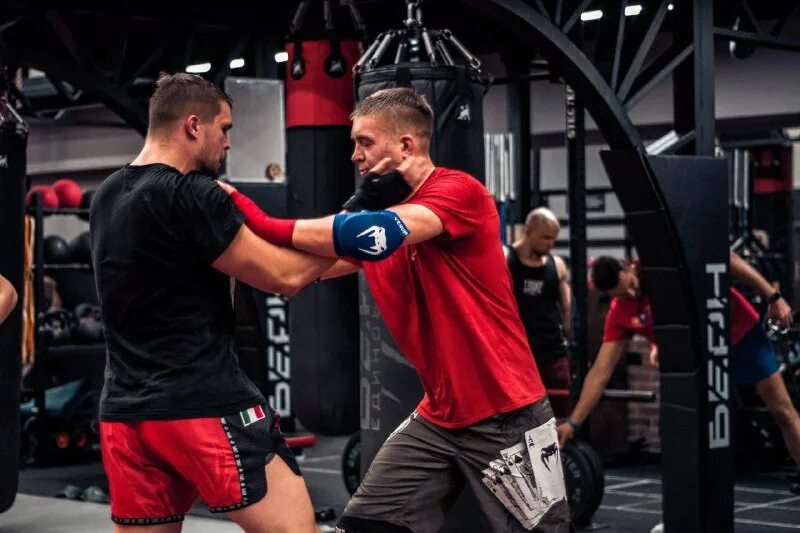 Спортивный клуб единоборец. Берн клуб москва. Клуб единоборств берн автозаводская. Клуб единоборств берн. Клуб единоборств берн.