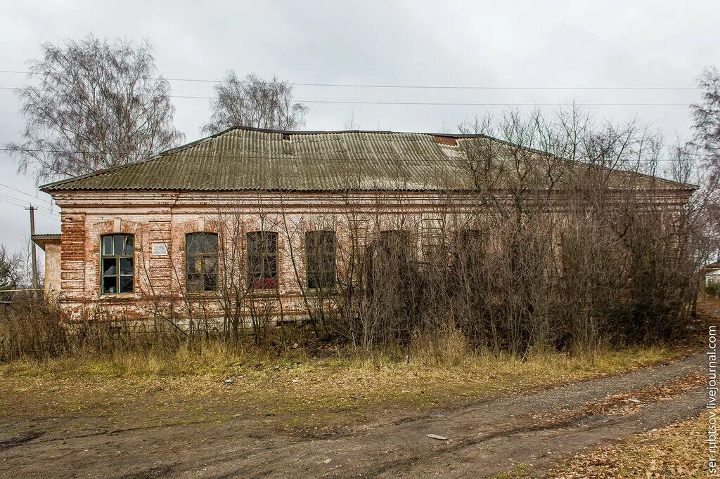 Дом в деревне в тульской. Село Головеньки Тульская область. Головеньки церковно-приходская школа Тульская область. Деревня Головеньки Тульская область. Заброшенные деревни Тульской области.