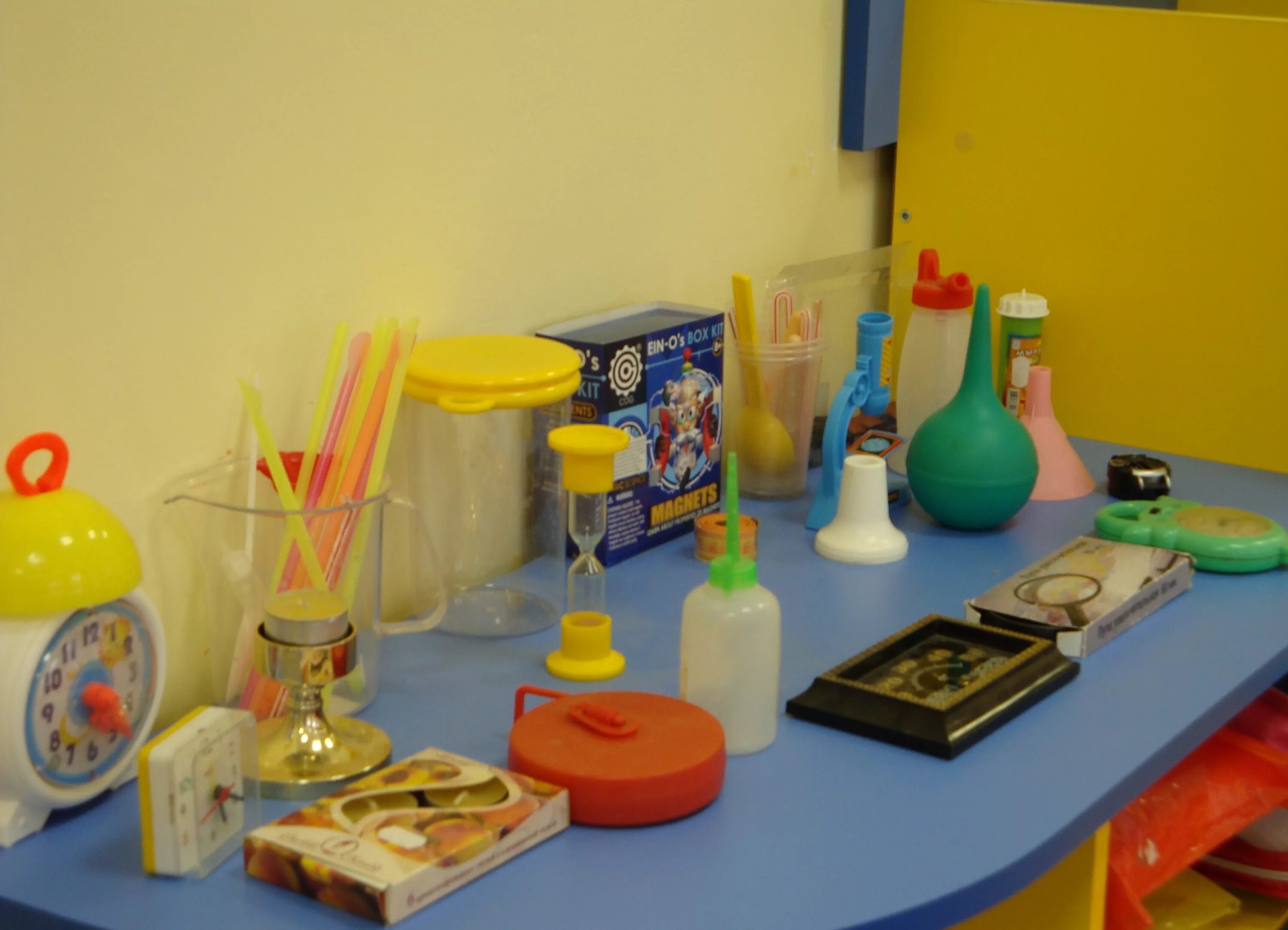 Зона экспериментирования в детском саду в средней группе. Уголок экспериментирования в ДОУ средняя группа. Лаборатория в детском саду. Экспериментальный уголок в детском саду.
