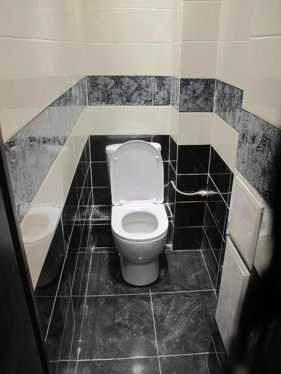 черная плитка в туалете. черно белая плитка в туалете. плитка в туалете дизайн. туалет с зеленой плиткой. какого цвета плитку в туалет.