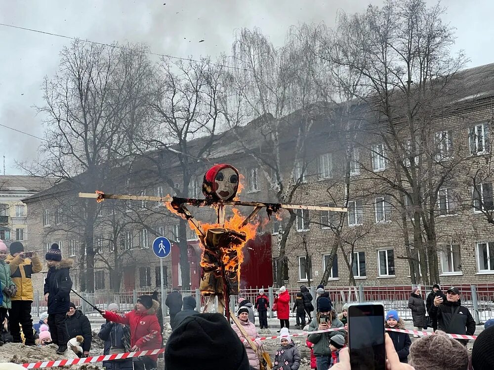 Сожжение масленицы 2024 москва. Празднование Масленицы. Чучело на Масленицу. Сжигание чучела Масленицы. Масленица столб.