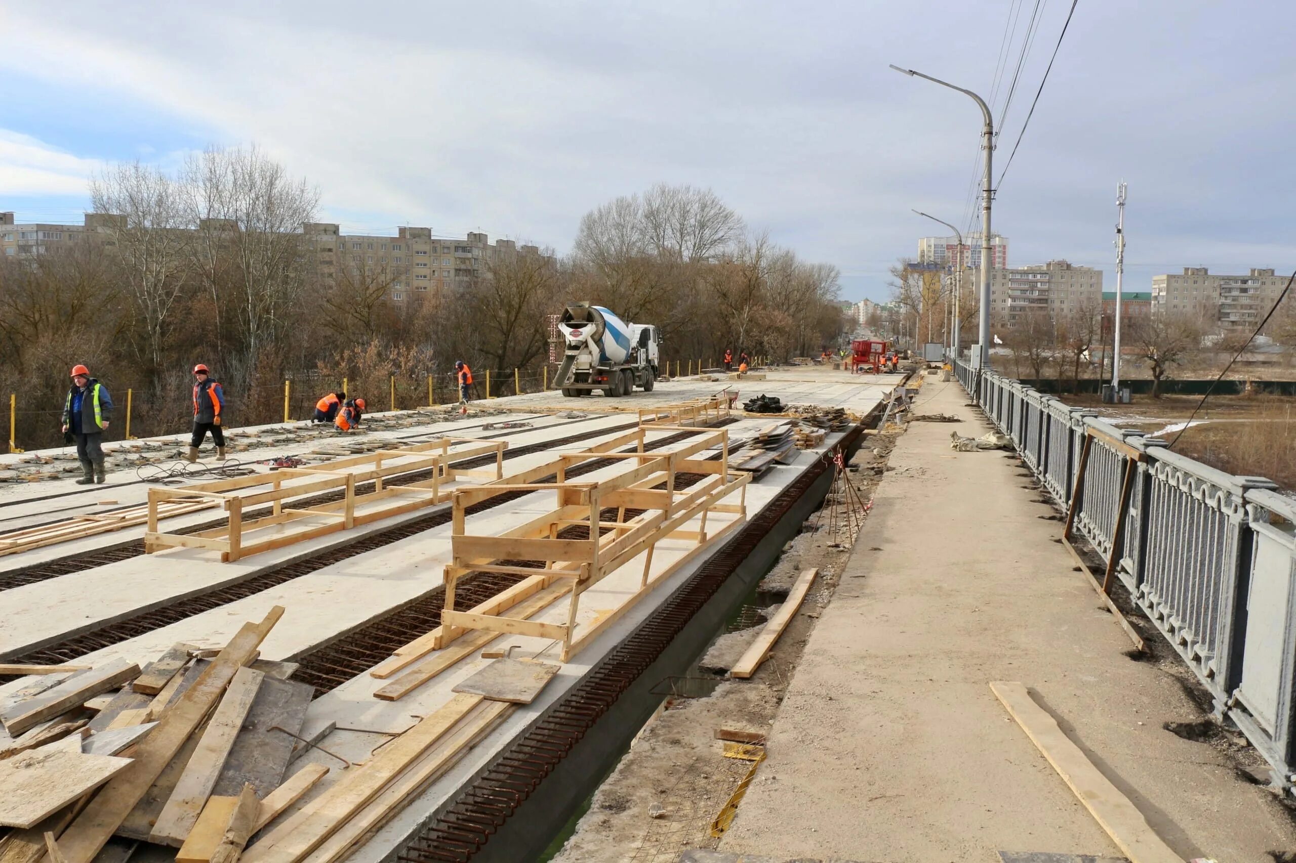 Ремонт моста в городе. Город Орел мост дружбы. Мост ""дружбы " г Орел. Г орёл реконструкция моста. Город Орел стройка моста.