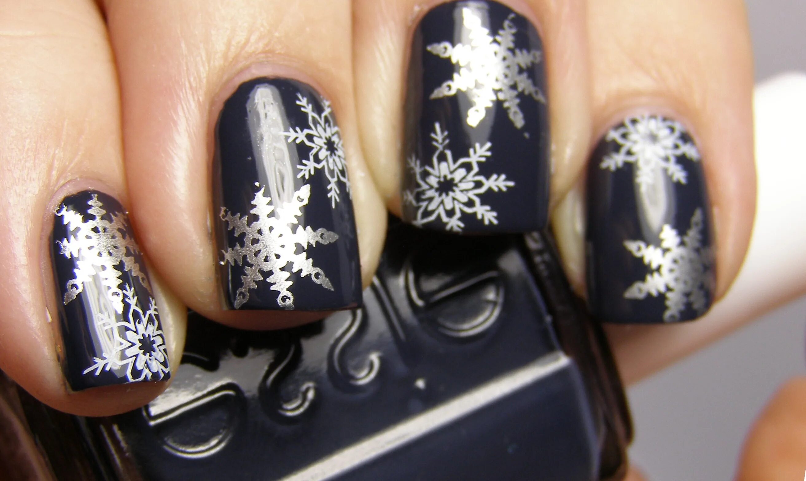 черно белый новогодний маникюр. мраморные ногти черно белые. дизайн ногтей на новый год черно белый. дизайн ногтей на новый год черно белый. дизайн ногтей на новый год черно белый.