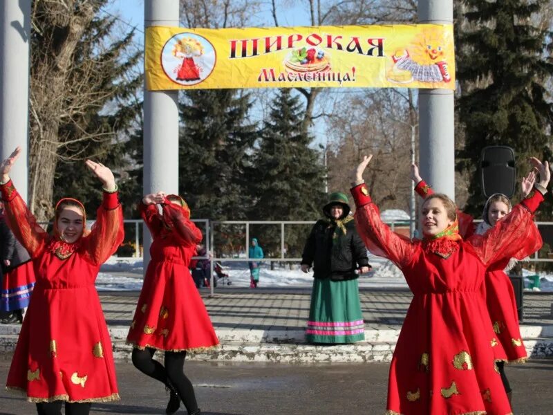 Масленица в энгельсе на площади. Номер художественной самодеятельности на Масленицу. Масленица на центральной площади Ижевск.