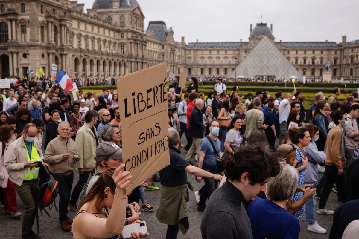 Протесты во Франции. Жители Франции. Протестующий во Франции с плакатом. Выступления во Франции.