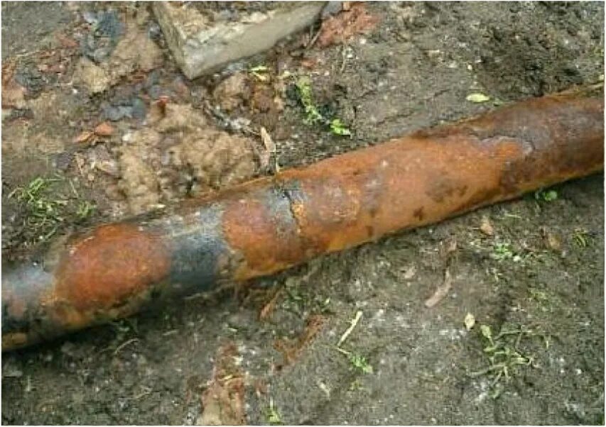 Повреждение трубопровода. Сквозная коррозия трубы. Повреждение газопровода. Изношенные трубопроводы. Механические повреждения трубопроводов это.