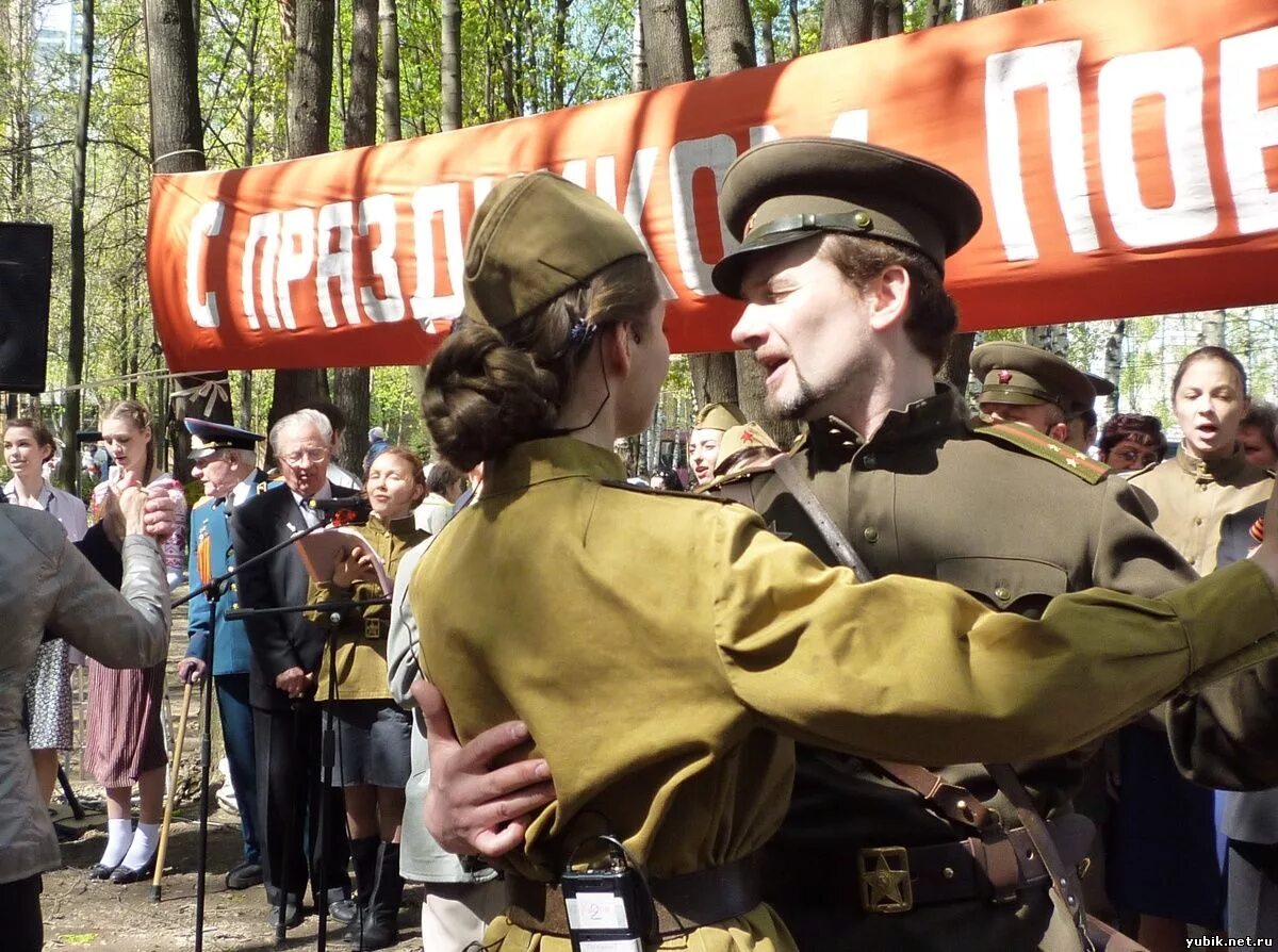 День Победы военные. День Победы танцуют солдаты. Танцуют ветераны в день побед. 9 Мая люди. Театр день победы