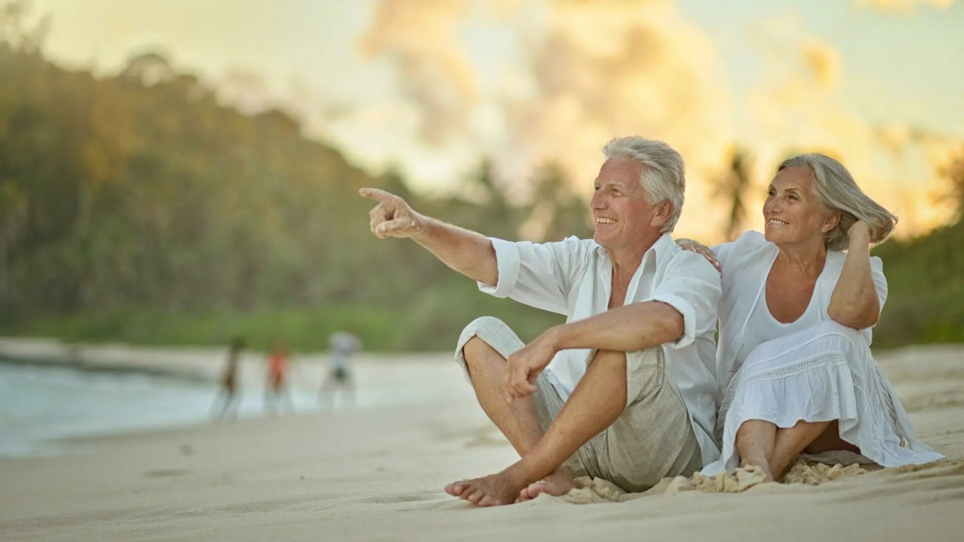 Долголетие мужчины. Пожилые люди на пляже. Счастливые пожилые люди. Счастливые пенсионеры на море. Пожилая пара любовь.