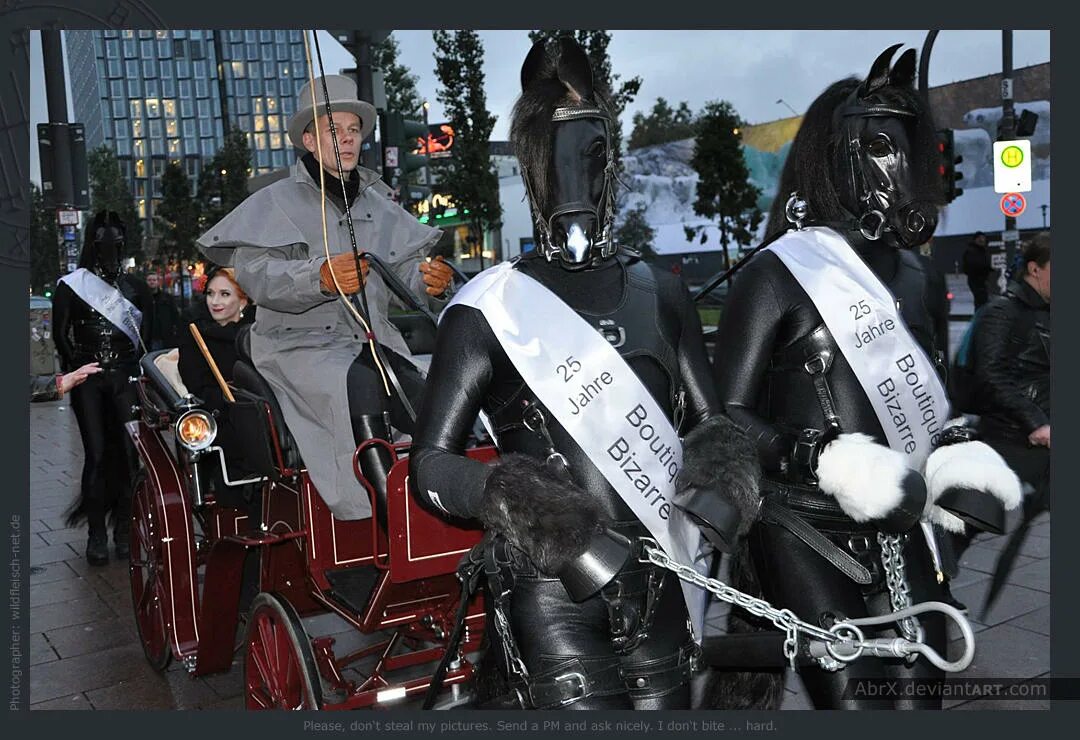 Пониплей это. Фестиваль ponyplay. пониплей коляска гонки. пони фестиваль. pony play.