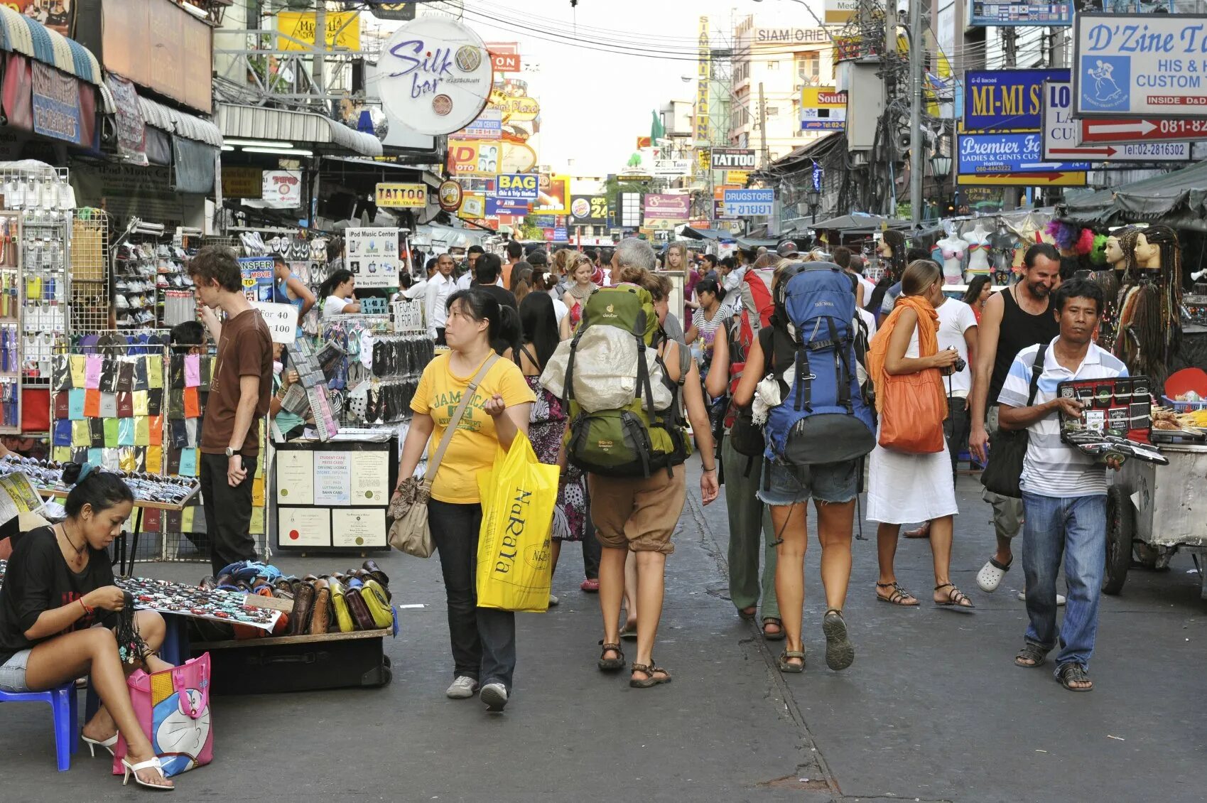 Площадь бангкока. Каосан роуд. Каосан Бангкок. Khao San в Бангкоке. Улица Каосан новый год.