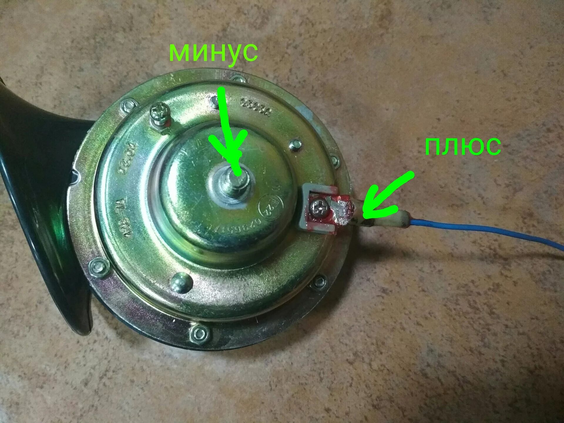 На сигнал идет плюс. Провода звукового сигнала ваз 2110. Схема подключения автомобильного звукового сигнала. Схема подключения реле звукового сигнала. На сигнал идет плюс.