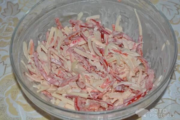 салат из крабовых палочек с кукурузой. салат красное море с кальмарами. салат с крабовыми палочками и красным луком. салат с крабовыми палочками и красным луком. салат крабовые палочки помидоры сыр.