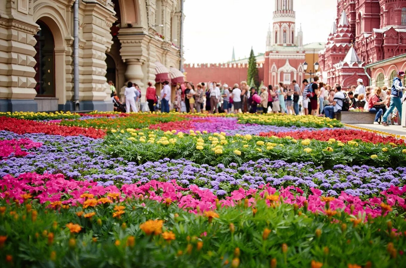 Москва ГУМ лето. Центральная аллея гума. Клумбы на красной площади в Москве. Кремль Москва цветник. Красивые места в москве весной