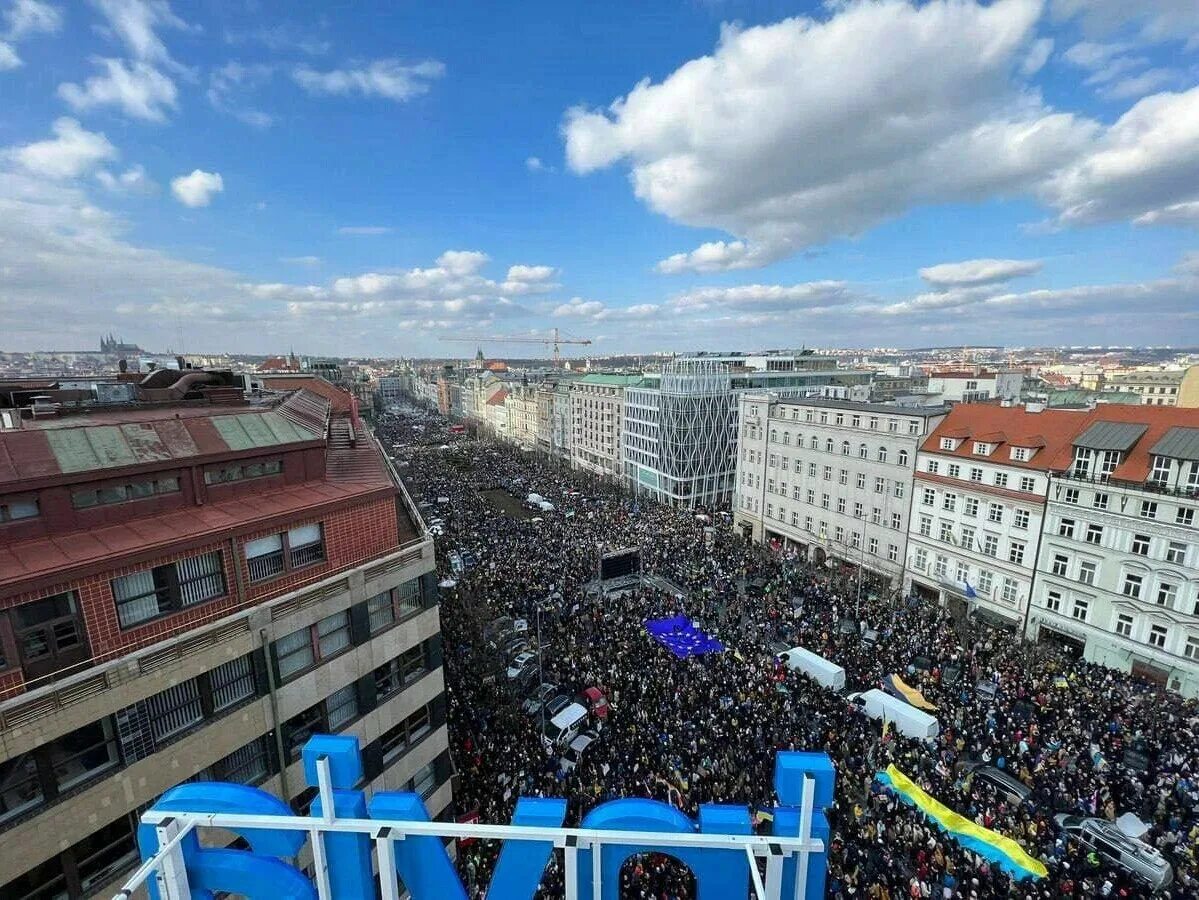 Митинг в Праге 2022. Вацлавская площадь митингующие. Антивоенный митинг в Праге. Митинг 27 февраля 2024