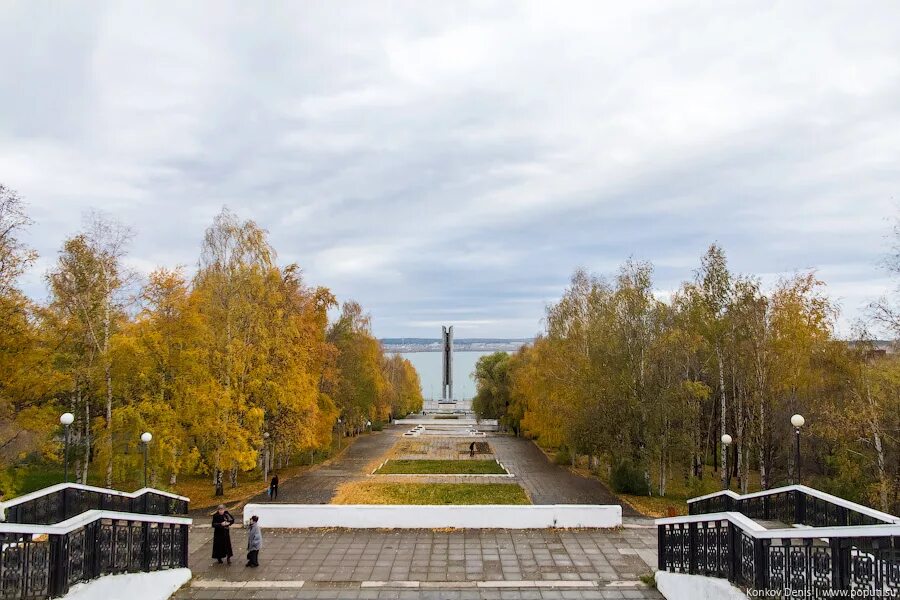 Октябрь ижевска. Монумент дружбы народов Ижевск. Природа в городе Ижевск. Ижевский пруд осенью. Набережная Ижевска осенью.