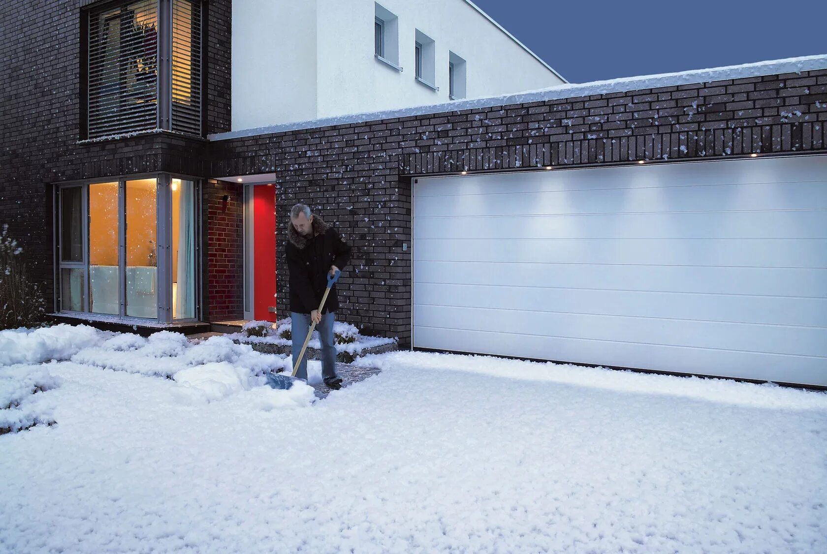 Ворота зимой. Зимние ворота. Ворота секционные алютех зимой. Сад зимой. Ворота в снегу.