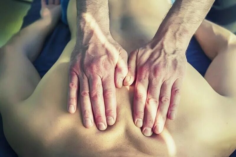 Комбинированный общий массаж. Массаж картинки. Мужские руки массажиста. Массаж. Массаж ягодиц.