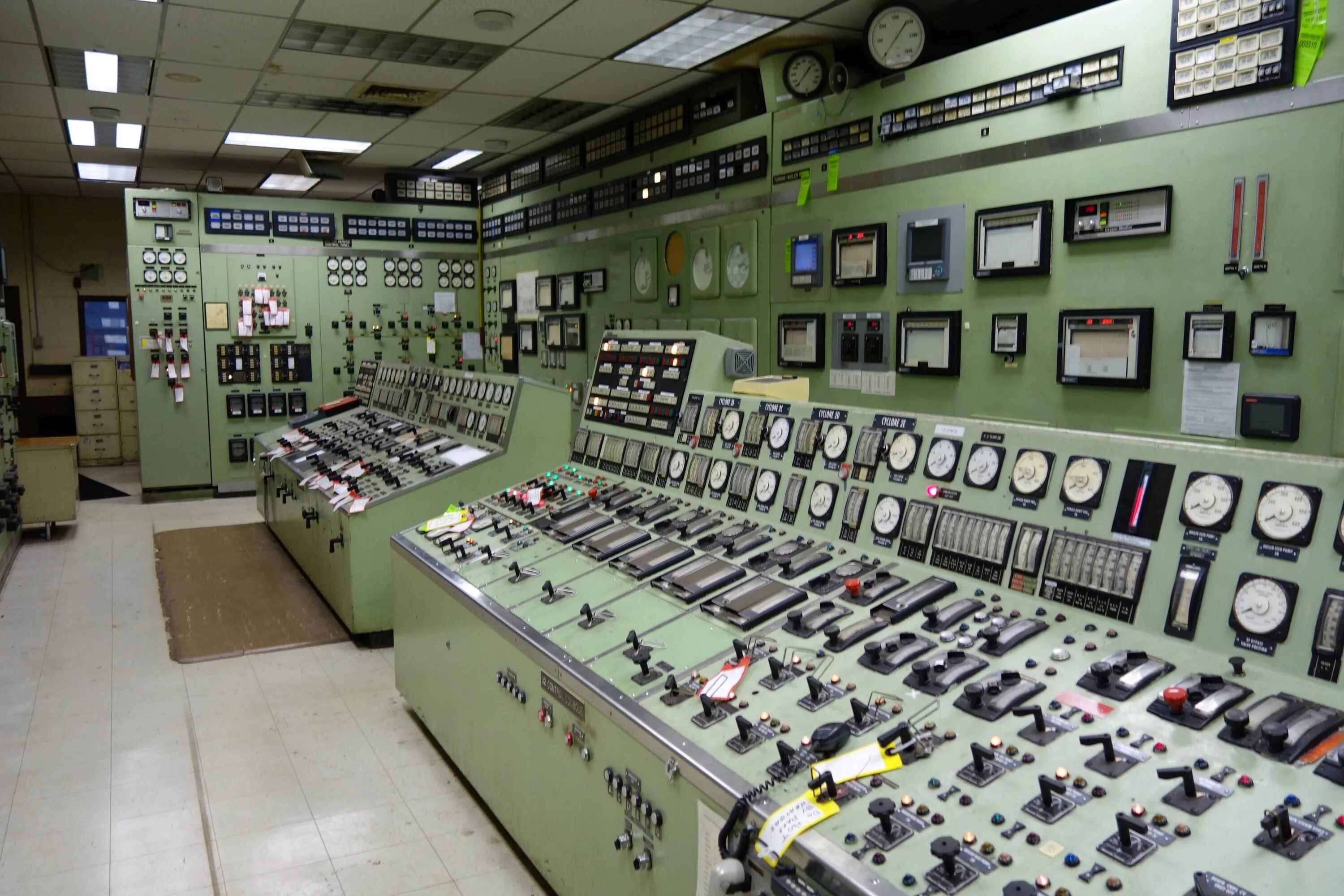 Power Plant Control Room. Nuclear Reactor Control Room. Nuclear Power Plant Control Room. Обнинская АЭС пульт управления. Control old