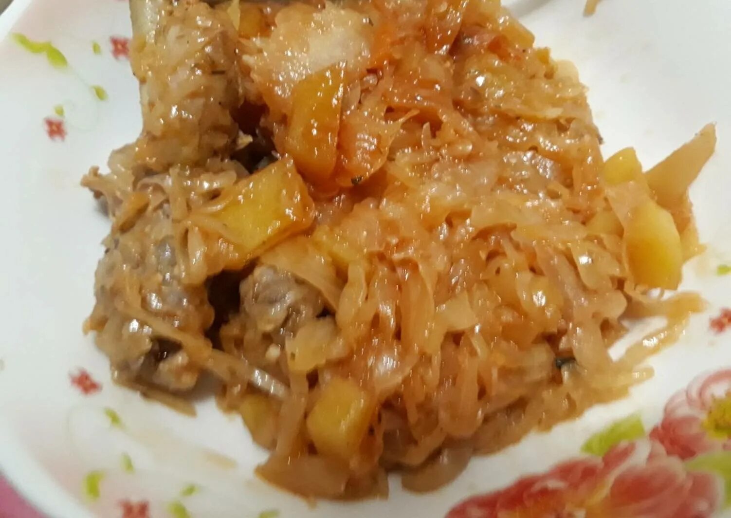 Как потушить капусту с картошкой и мясом. Картофельное пюре с тушеной капустой. толченая картошка с тушеной капустой. тушёная капуста с картошкой без лука. капуста, тушенная с фаршем и картошкой.