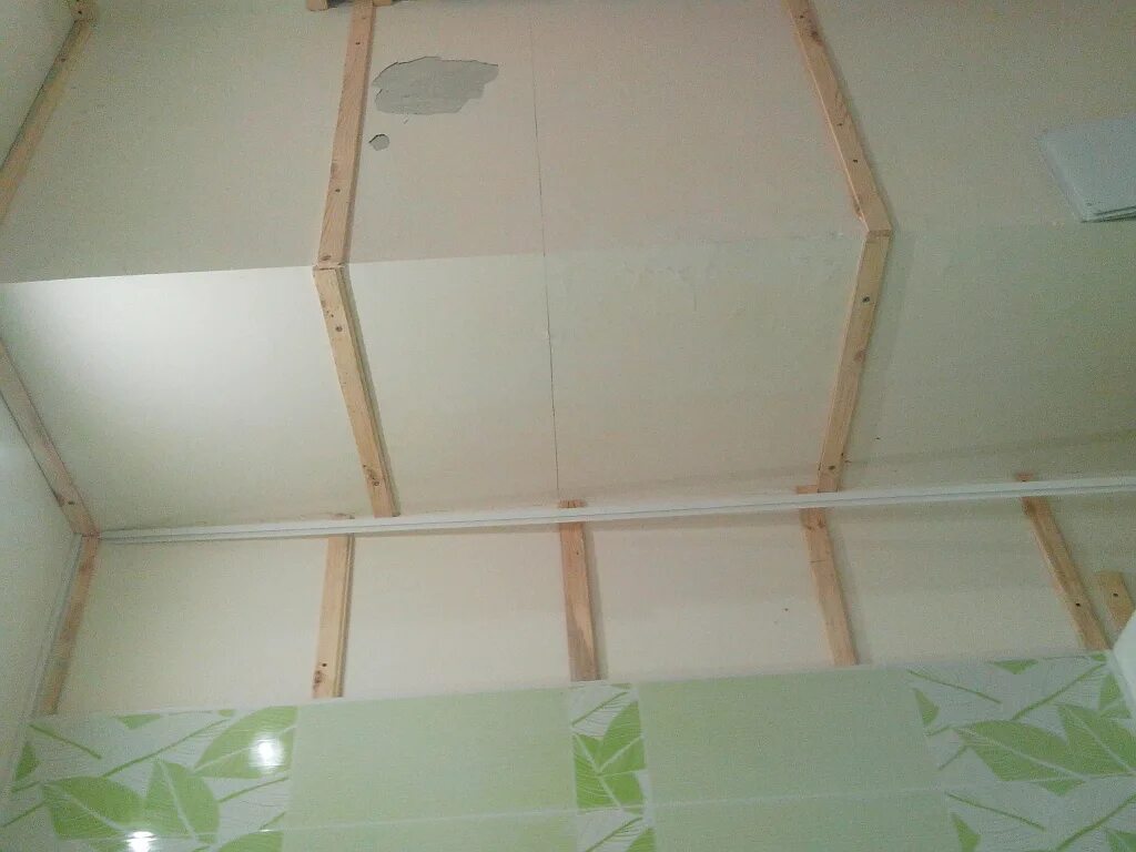 Монтаж пластиковых панелей на потолок. Потолок в ванной из пластиковых панелей. Стык пластиковых панелей на потолке. Стык ПВХ панелей на потолке. Панели пвх своими руками на стену